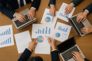 会議中のノートパソコンとプレゼン資料