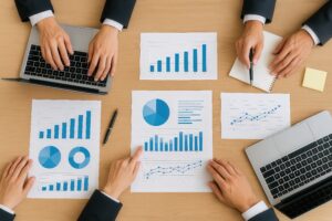 成長グラフとノートパソコンが並ぶビジネス会議の様子