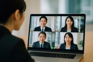 オンラインミーティングに参加するビジネスウーマン