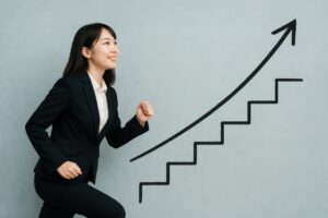 キャリアアップに向かって階段を上るスーツ姿のビジネスウーマン