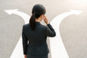 キャリアの分岐点に立つスーツ姿の女性