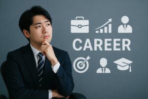 キャリアについて考えるスーツ姿の若い男性とアイコン
