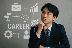 キャリア設計を考えるスーツ姿の男性とグラフアイコン