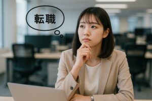 オフィスで転職を思案するスーツ姿の女性