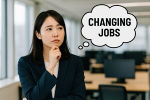 転職を考えるスーツ姿の女性と「CHANGING JOBS」の文字