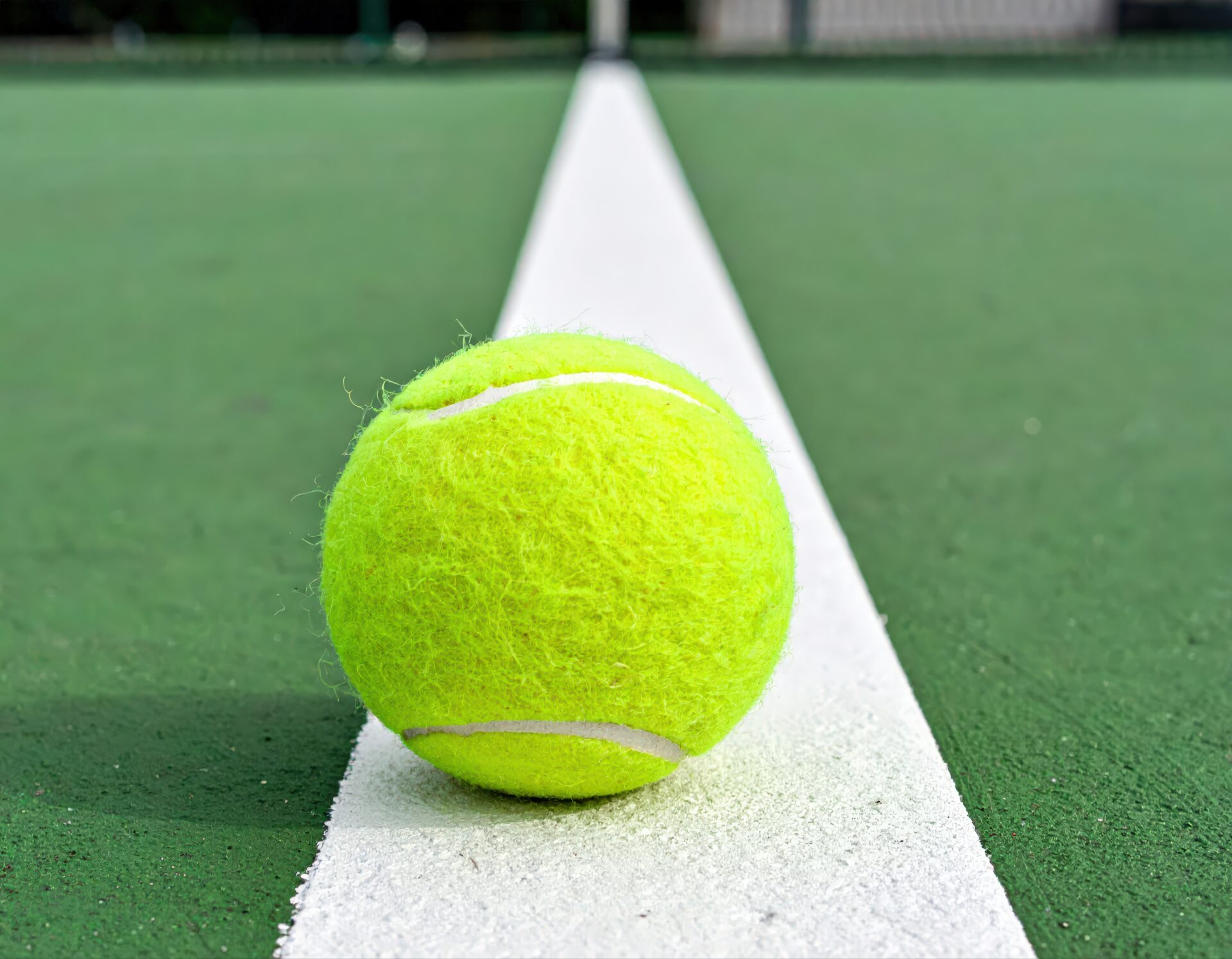 テニスコート上のテニスボール