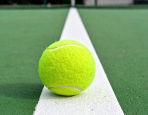 テニスコート上のテニスボール