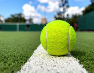 テニスコートの白線に置かれたボール