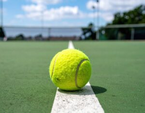 テニスコートの中央に置かれたボール