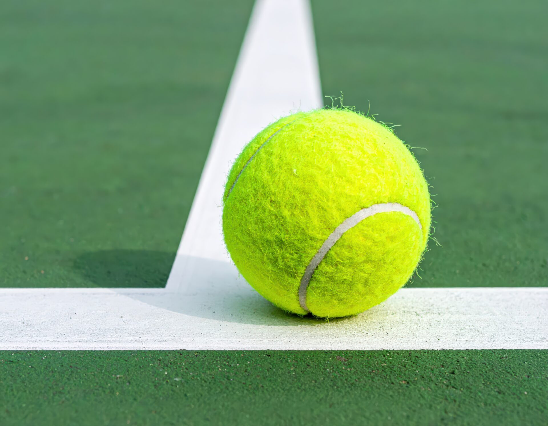 テニスコートの交差線とボール