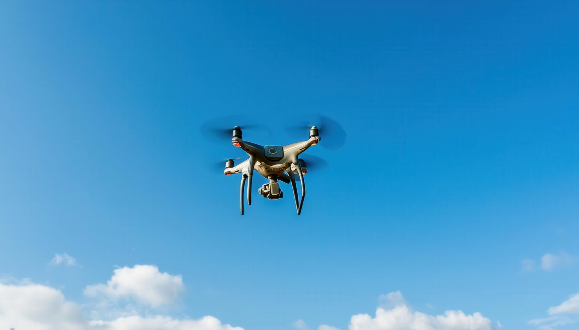 青空で撮影された飛行中のドローン