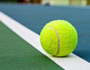 白線上のテニスボール