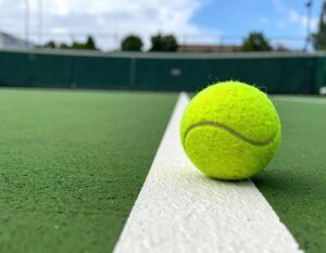 白線に沿って置かれたテニスボール