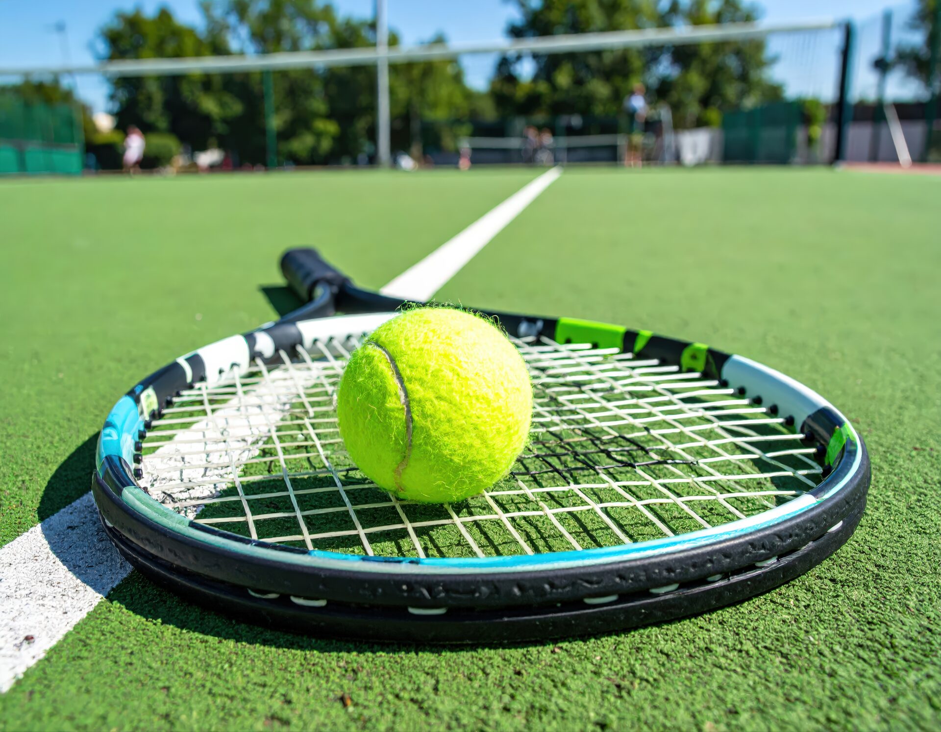 テニスラケットとボールのクローズアップ
