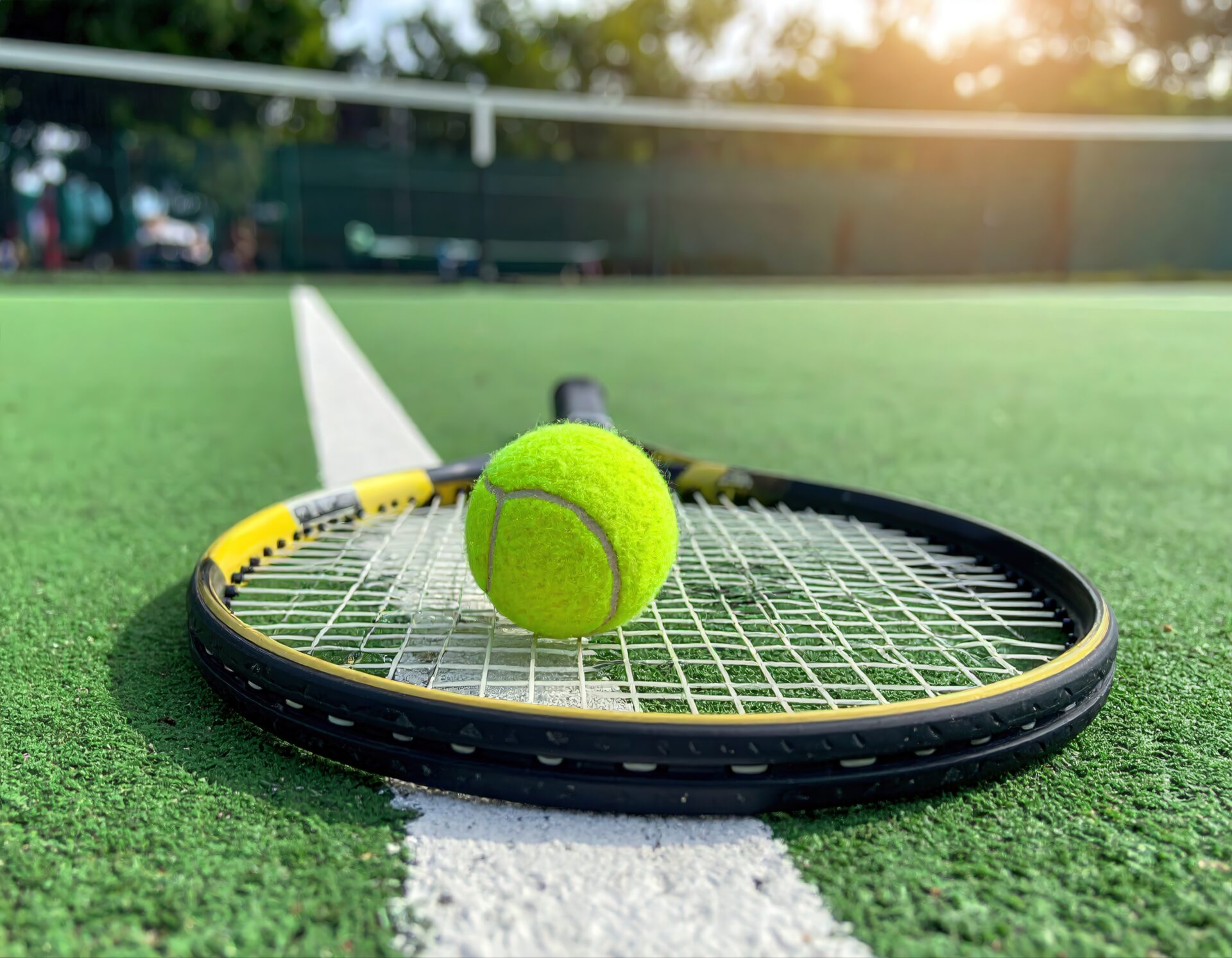 朝日に照らされたラケットとボール