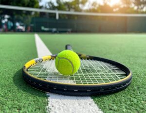 朝日に照らされたラケットとボール