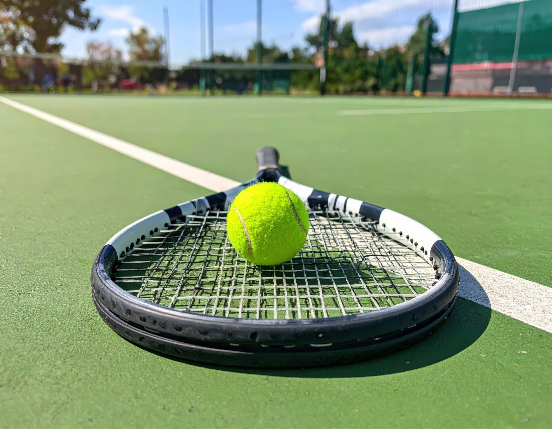 テニスラケットの上に置かれたボール
