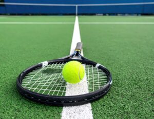 白線の上に置かれたラケットとボール