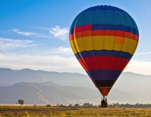 山を背景に浮かぶ熱気球