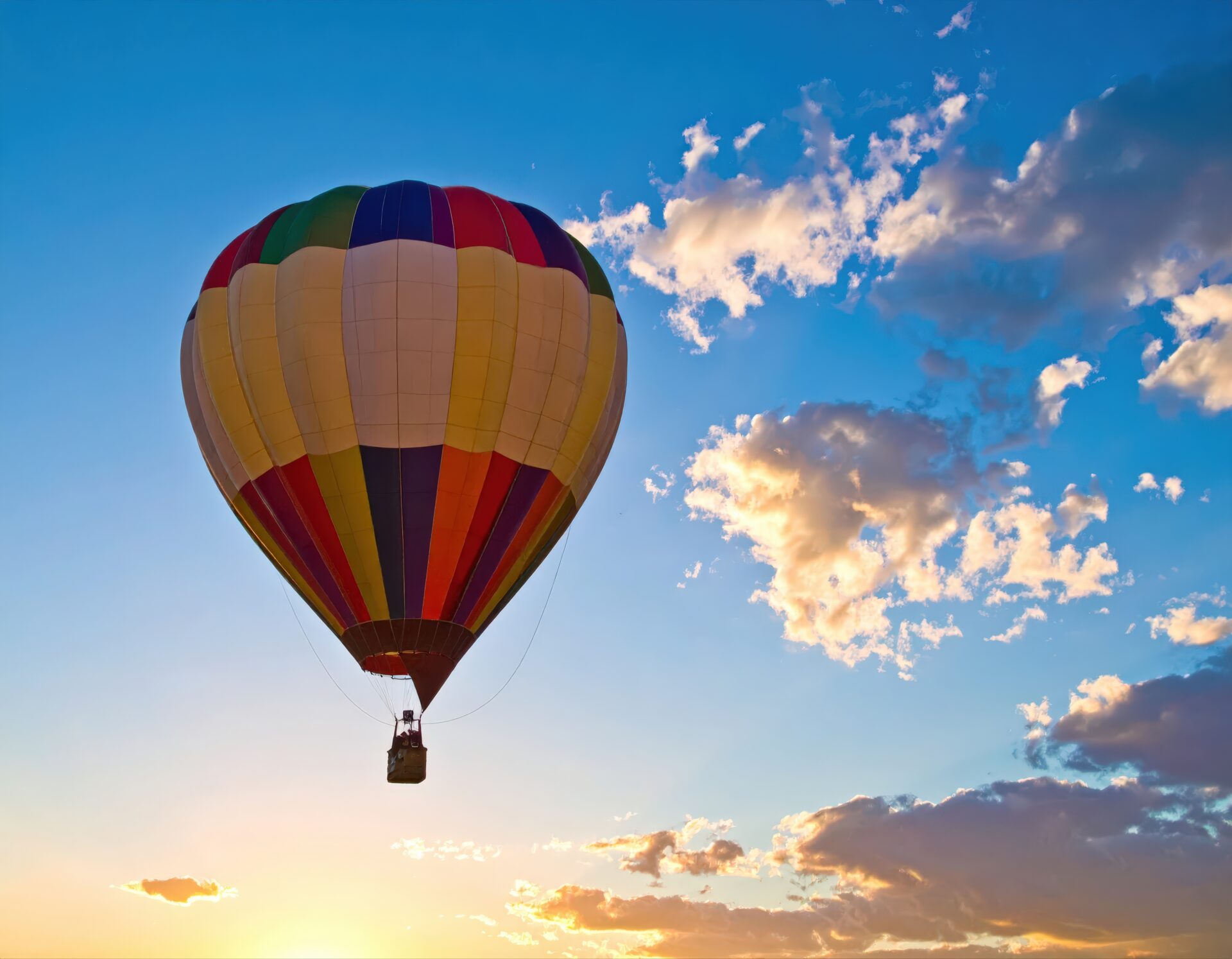 夕焼け空に浮かぶ熱気球