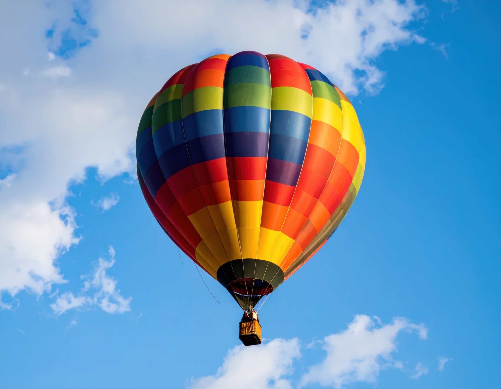 青空とカラフルな熱気球
