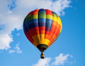青空とカラフルな熱気球