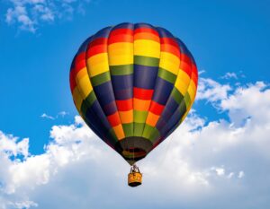カラフルな熱気球と青空