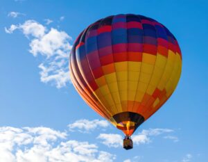 カラフルな熱気球が空を飛ぶ