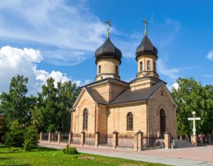 青空の下に建つレンガ造りの教会