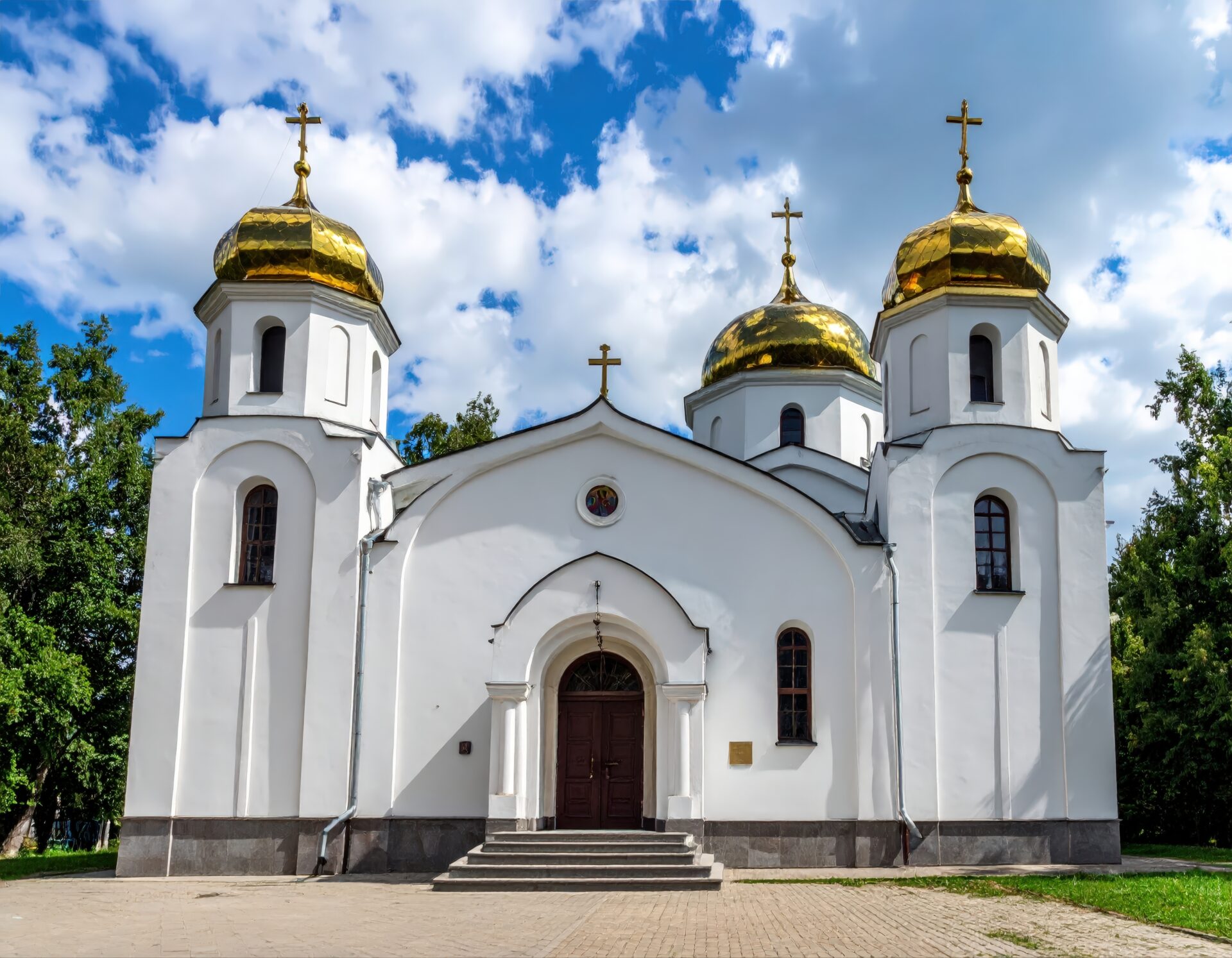 金色のドームを持つ白い教会