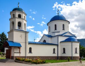 青い屋根の白い教会と鐘楼