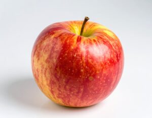 白背景に置かれた赤と黄色のリンゴ
