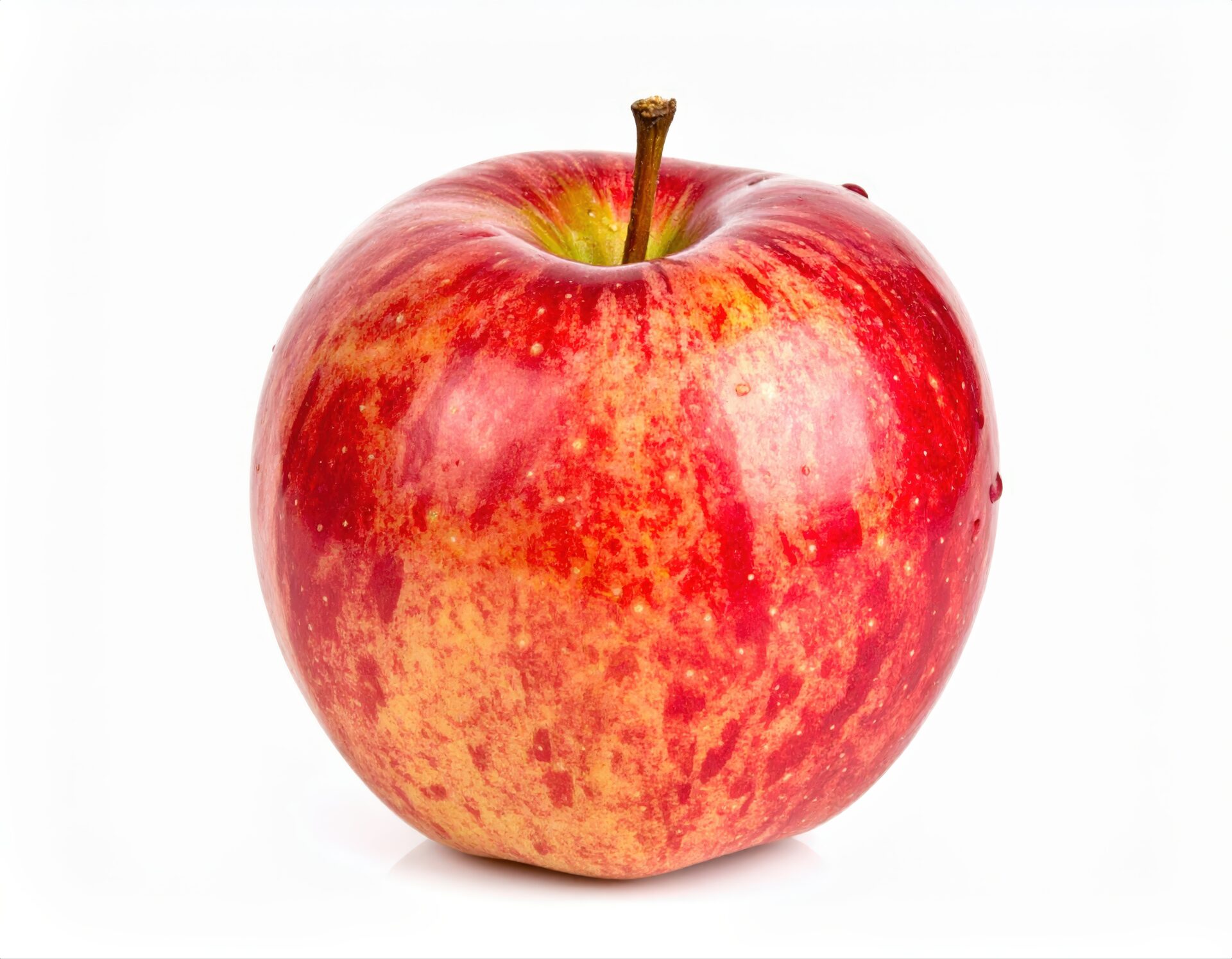 白背景に置かれた赤と黄色のリンゴ
