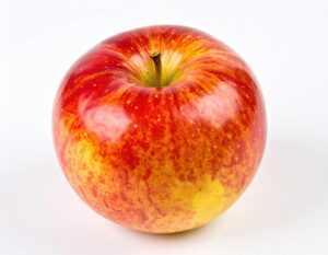 白背景に映える艶やかな赤と黄色のリンゴ