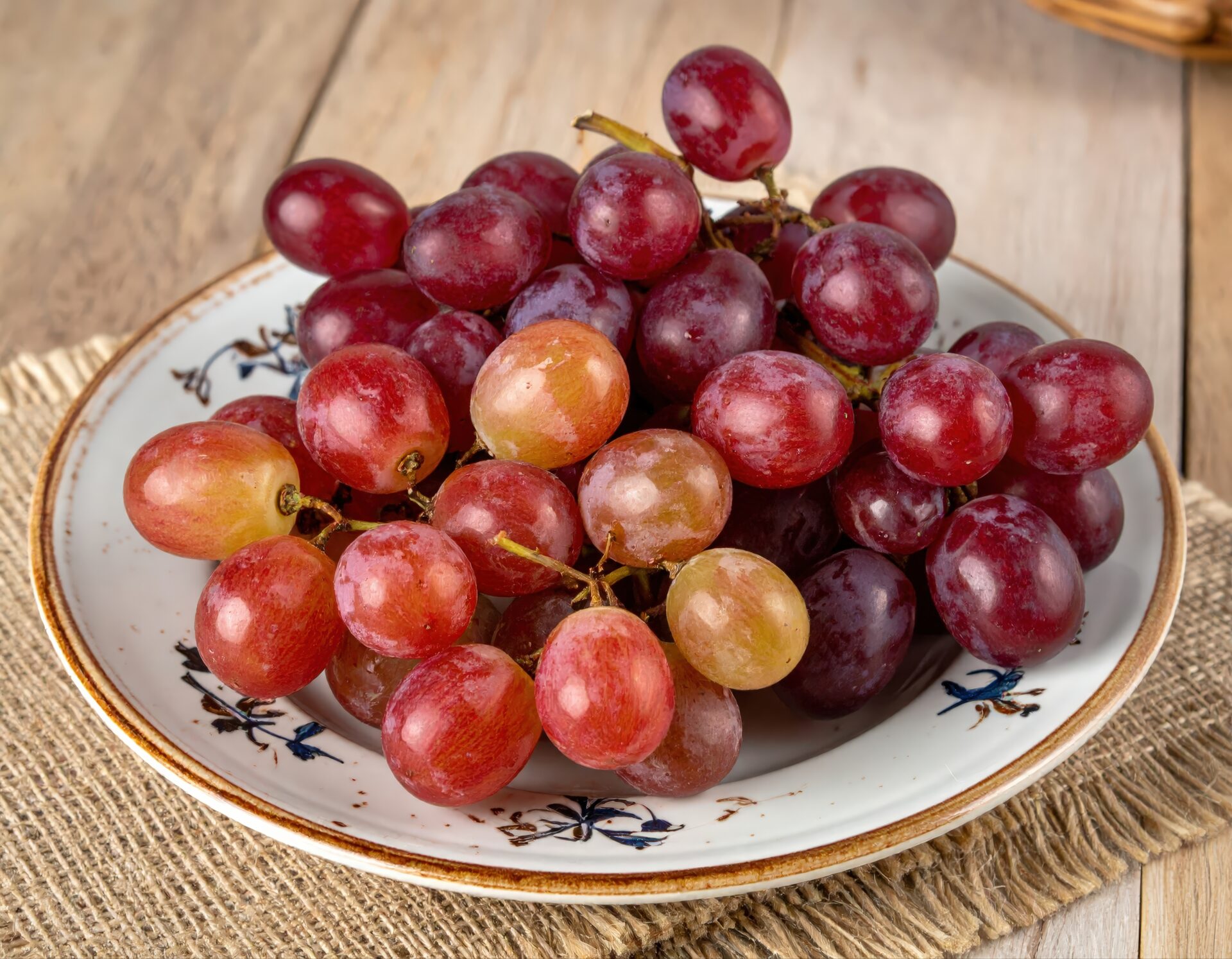 模様付きの皿に盛られた赤いブドウ