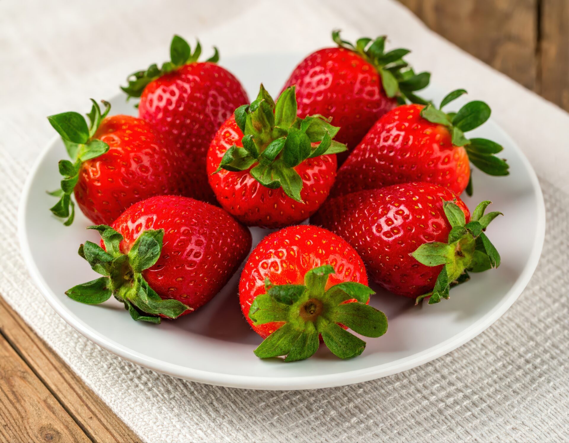 白い皿に盛られたイチゴ