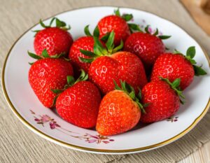 花柄の皿に盛られたイチゴ