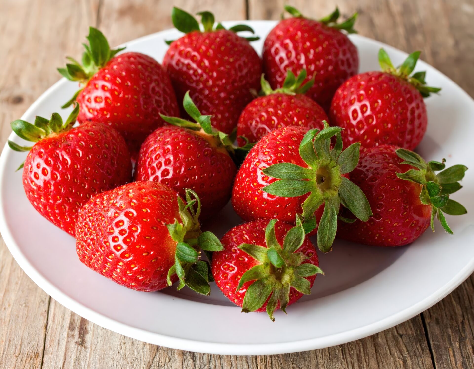 白い皿に盛られたたくさんのイチゴ