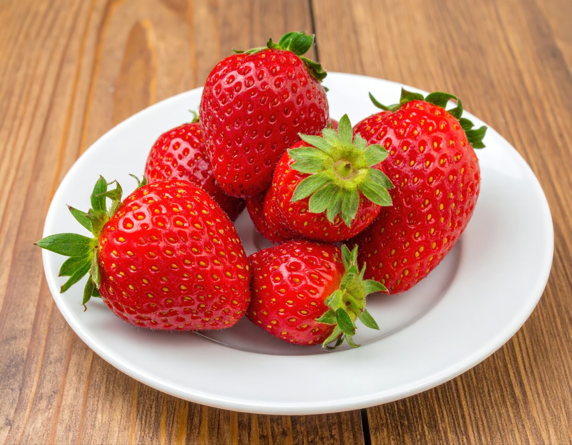 白い皿に盛られたイチゴ