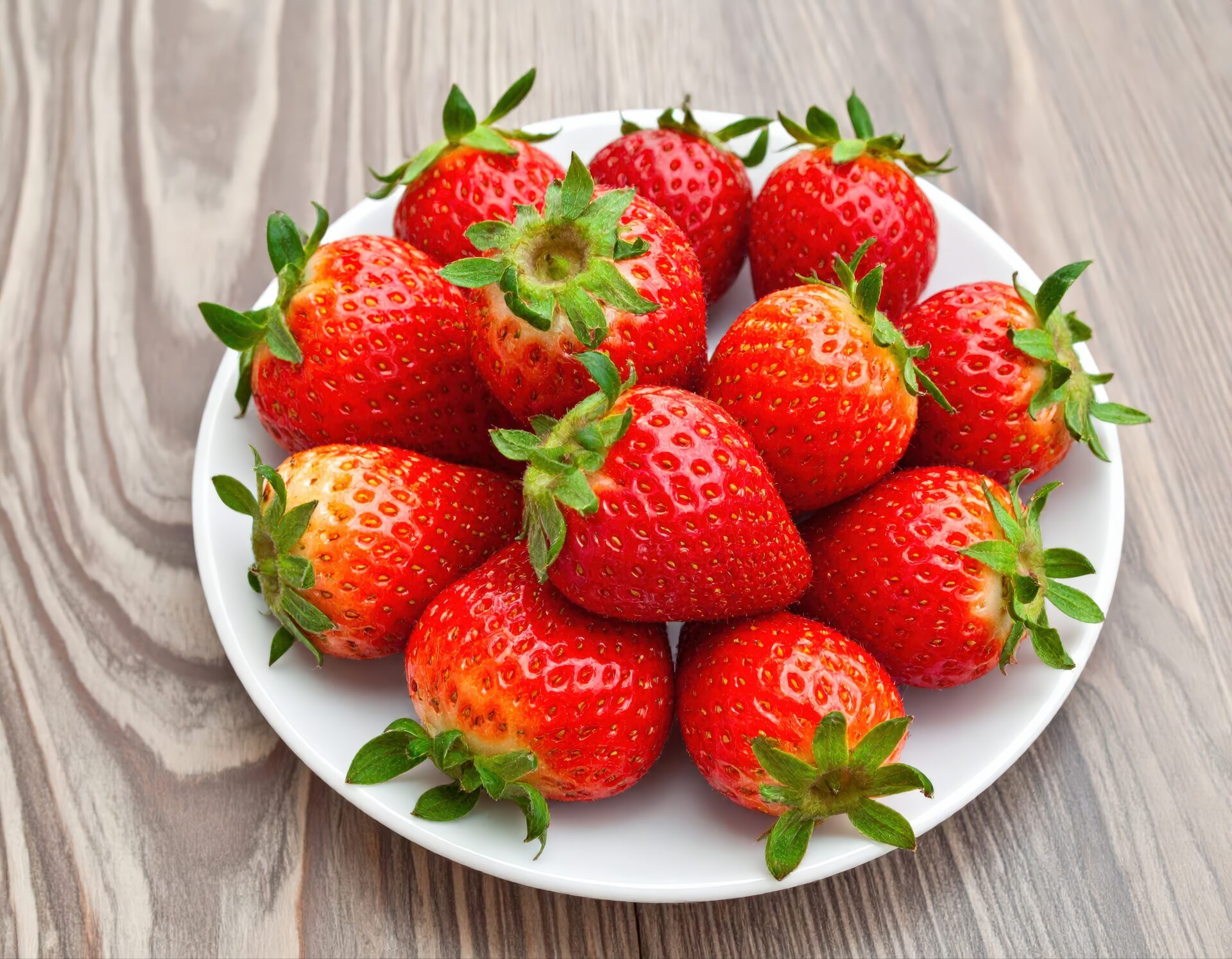 白い皿にたっぷり盛られたイチゴ