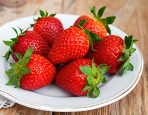 白い縁の皿に盛られたイチゴ