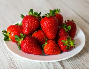 白い皿に盛られた赤いイチゴ