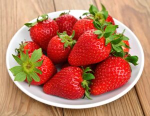 白い皿に盛られた大きなイチゴ