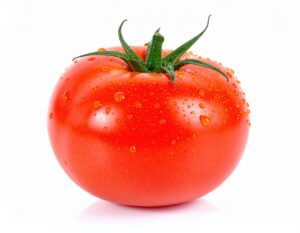 水滴の付いた赤いトマト