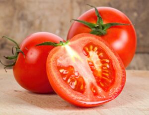 カットされたトマトと丸ごとのトマト