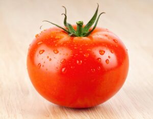 水滴がついた丸ごとのトマト