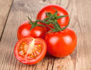 カットされたトマトと丸ごとのトマト