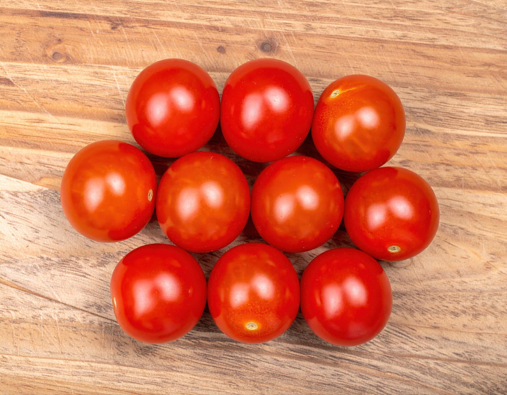 木のテーブルに並べられたミニトマト