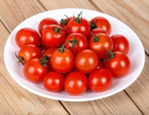 白い皿に盛られたたくさんのミニトマト