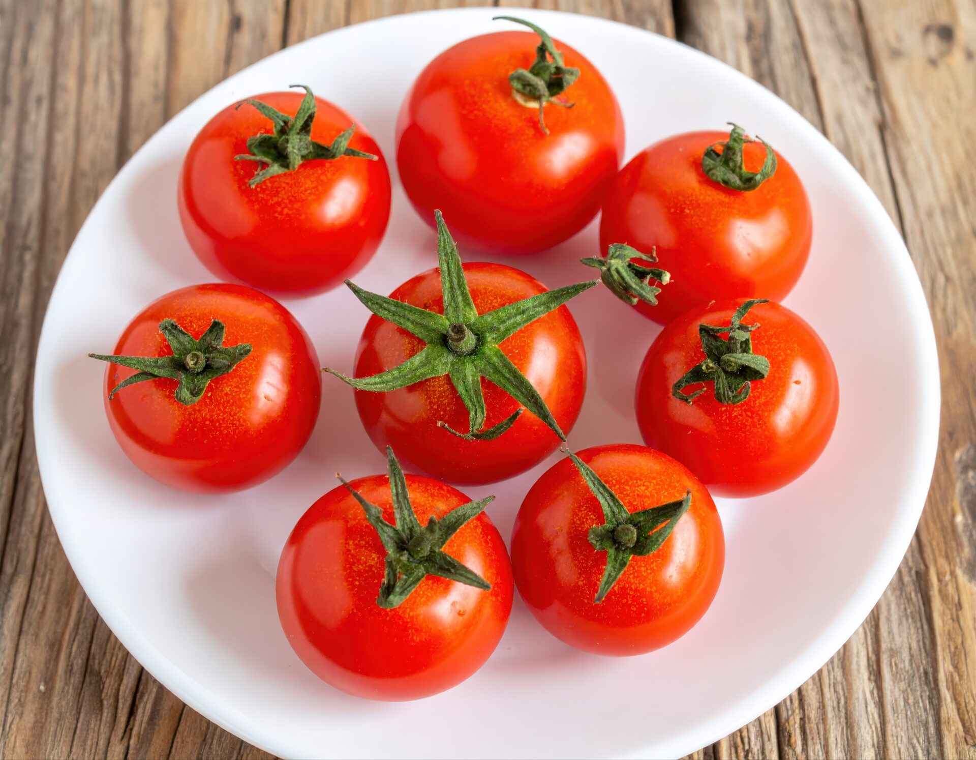 白い皿に盛られた9個のミニトマト